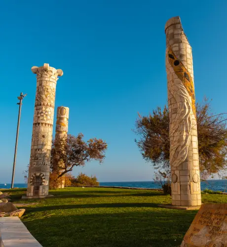 The lovely columns on avenida de los marineros